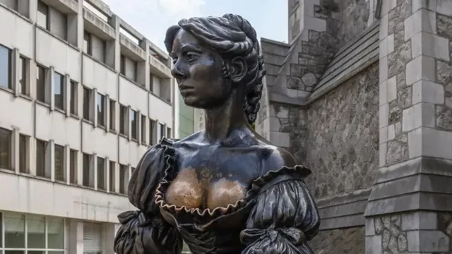 Статую за грудь не трогать! В Дублине приставят охрану к монументу Молли Малоун