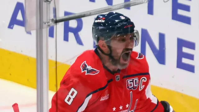 Александр Овечкин забил 894 шайбу в регулярной игре НХЛ, он повторил рекорд Гретцки