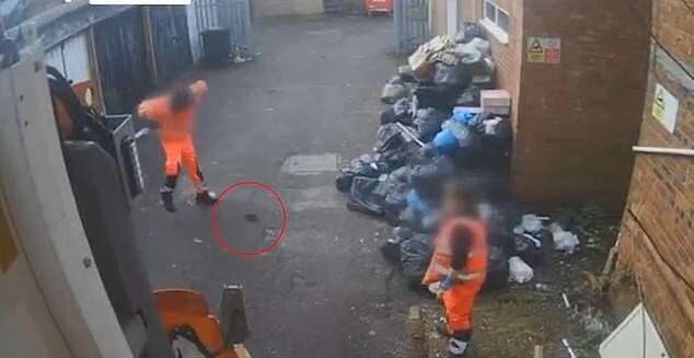 Уборщики забирали мусор, однако удрали с места из-за крысы