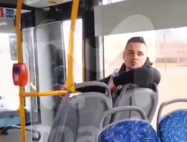 В одной из петербургских маршруток двое нетрезвых молодых людей начали оскорблять женщину-кондуктора