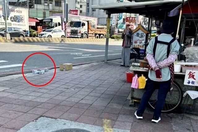 Мужчина разложил вдоль обочины 140 000 фунтов стерлингов и их никто не украл