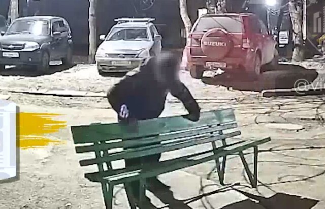 Попытка мужчины украсть скамейку