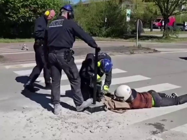 В Германии экоактивист приклеил себя к дороге у цементного завода