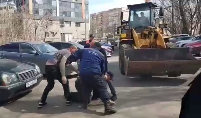 Пенсионер устроил потасовку с рабочими, пытаясь остановить снос гаража