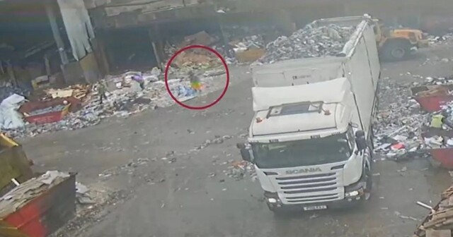 Мужчина оказался под колёсами погрузчика в свой первый рабочий день