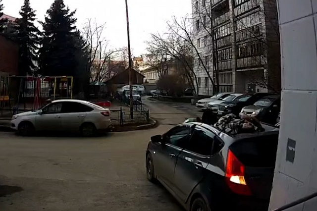 В Екатеринбурге пожилая женщина упала с балкона и чудом приземлилась на крышу автомобиля