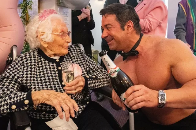 Женщина отметила 103-летие с полуголым стриптизером и шампанским
