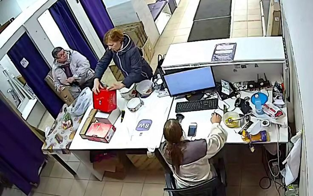 «Вот и закрой свою пасть»:  женщины не поделили стол в ПВЗ