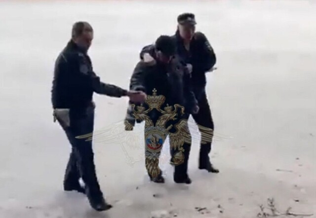 Госавтоинспекторы спасли пожилого рыбака, провалившегося под лёд