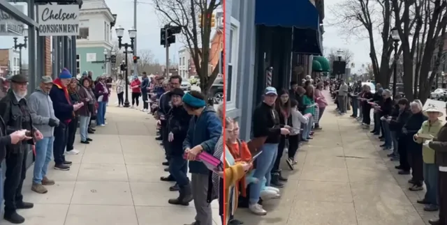 "В городе стало так шумно": сотни людей образовали живую цепь, чтобы помочь книжному магазину