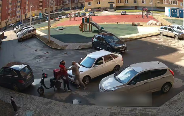 В Ярославле произошел конфликт между водителем "Лады" и курьером на электровелосипеде