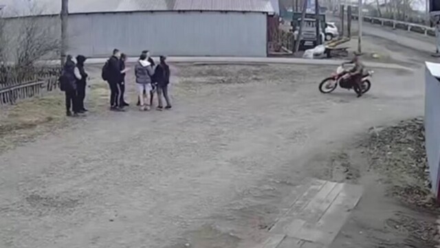 ⁠Пьяный мотоциклист въехал в толпу