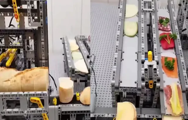Кулинарная фабрика из конструктора LEGO