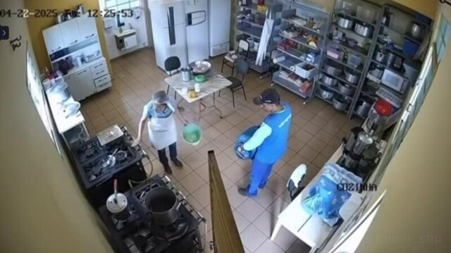 Сотрудник газовой компании попал в больницу после неудачных попыток потушить огонь в школьной столовой