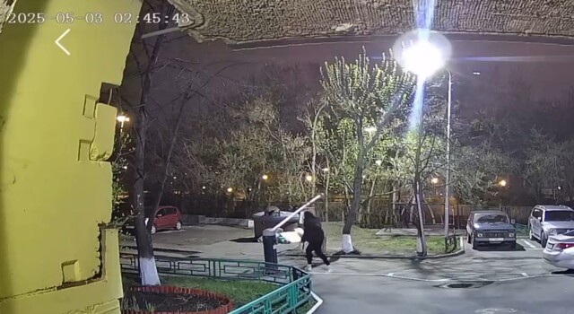 Вандал сломал шлагбаум в Тюмени