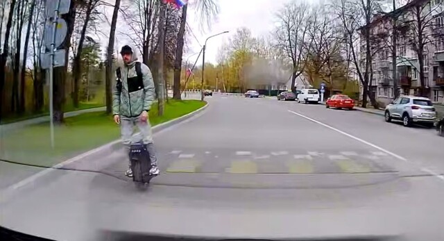 Парень упал с моноколеса на дороге