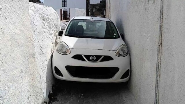Туристы на автомобиле застряли между зданиями, следуя указаниям навигатора