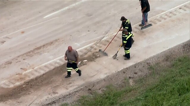 Из грузовика высыпались мелкие монетки на очень крупную сумму