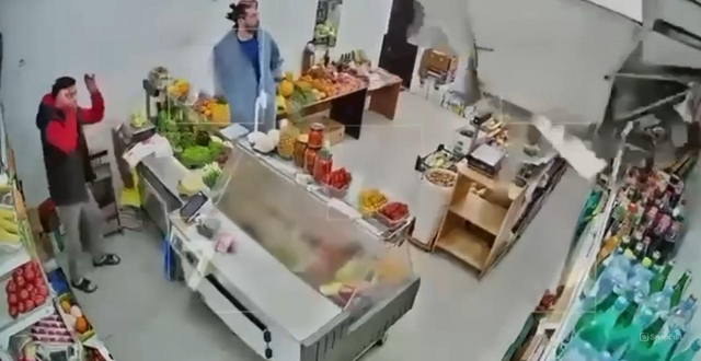 Обрушение потолка в продуктовом магазине попало на видео