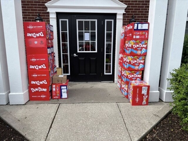 Мальчик во время игры на телефоне случайно заказал 70 тысяч леденцов