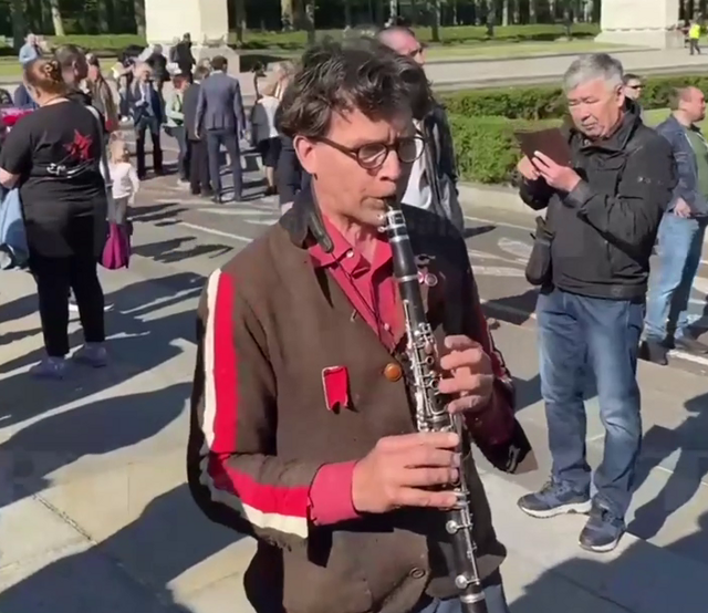 В Берлине полиция задержала музыканта после исполнения советского гимна