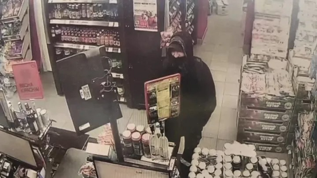 Судимый за кражу мужчина при попытке украсть энергетик распылил в продавца баллончик
