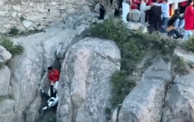 Китайская пара рискует жизнью, лишь бы не стоять в очереди