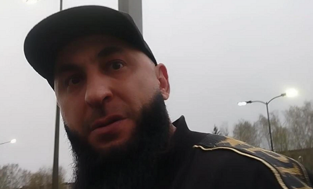 В Екатеринбурге чеченец ударил девушку по лицу и разбил телефон за то, что ему перегородили путь