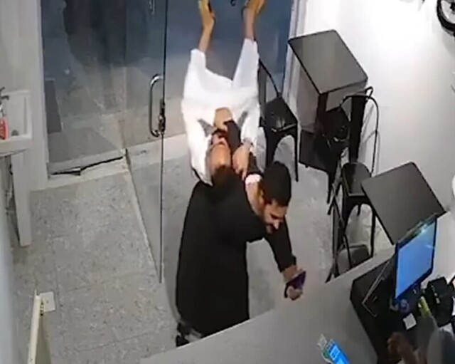 В Саудовской Аравии друзья устроили настоящую борьбу в ресторане за право оплатить счет