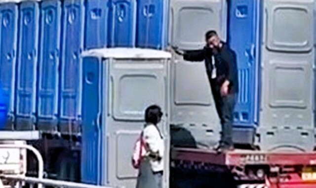 Женщина совершила незапланированное путешествие в туалетной кабинке