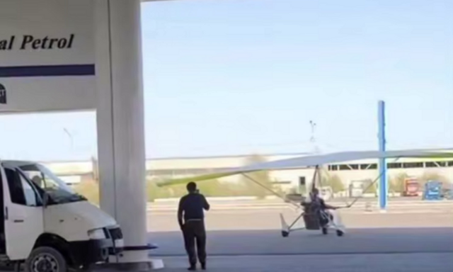 В Казахстане мужик на дельтаплане приземлился на АЗС, заправился и снова улетел