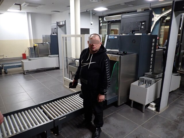 Мужчина украл рюкзак с двумя миллионами на ленте досмотра
