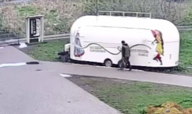 Пьяный мужчина залез в кафе-фургон