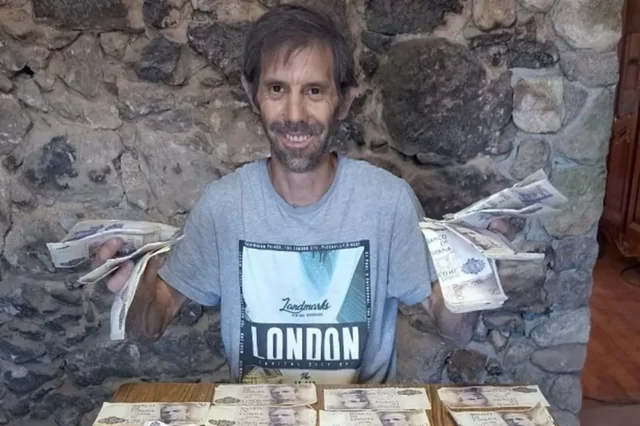 Мужчина во время ремонта нашел в старых банках более 62 тысяч долларов