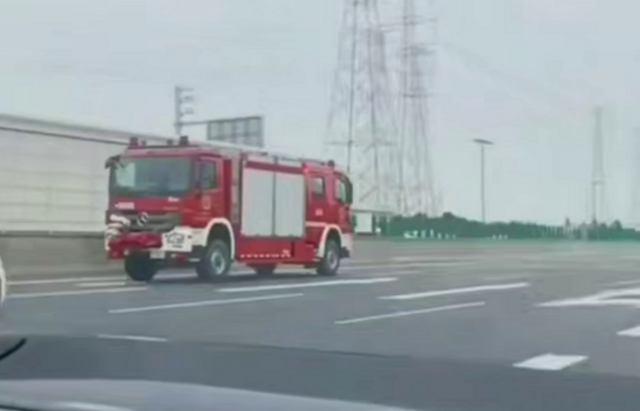 В Китае представили необычную двустороннюю пожарную машину, способную двигаться вперёд и назад без разворота