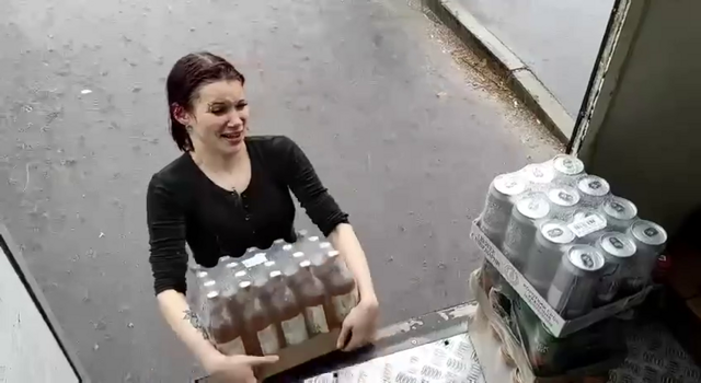 Так выглядит беспощадная разгрузка товаров в «Красном и Белом»