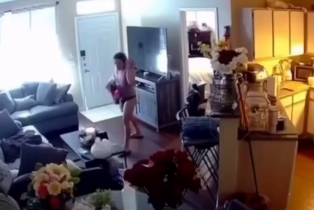 Девушка выходя из дома забыла надеть юбку