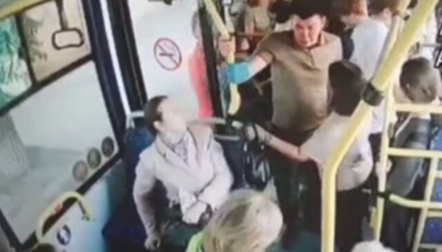 Агрессивный пассажир автобуса схватил кондуктора за шею 