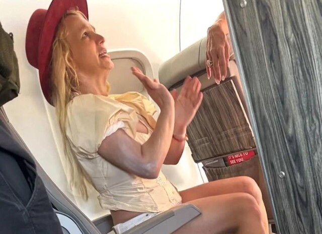 Бритни Спирс устроила переполох в самолете. Она курила на борту и препиралась со стюардессами