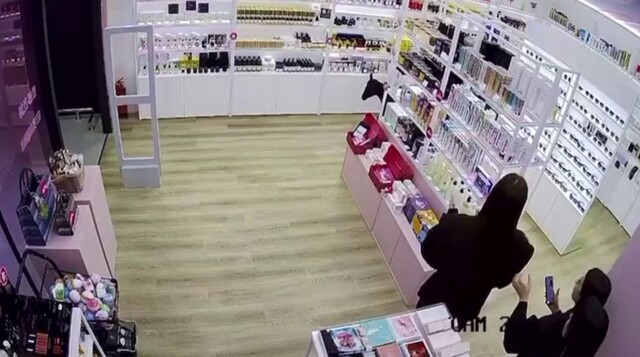 Овца в магазине косметики