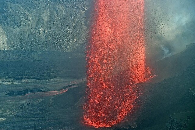 Гавайский вулкан выбросил фонтан лавы на высоту 300 метров