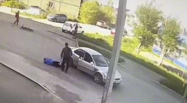 Велосипедист врезался в автомобиль, а затем напал на водителя