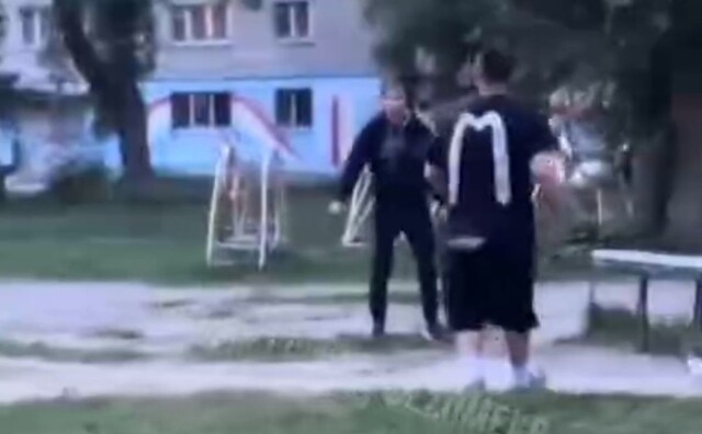 Мужчина с ножом попытался напасть на подростков и получил отпор