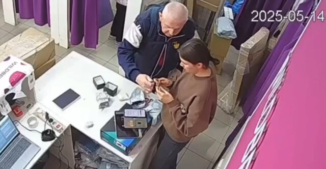 Дедушка учит сотрудницу ПВЗ настраивать время на часах