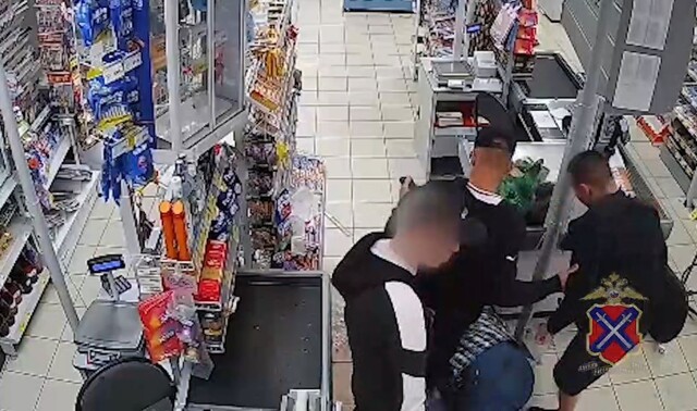 Парни избили мужчину в магазине за замечание