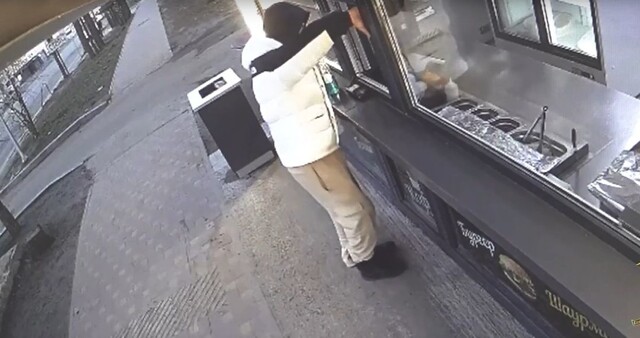 Кража денег из киоска с шаурмой попала на видео