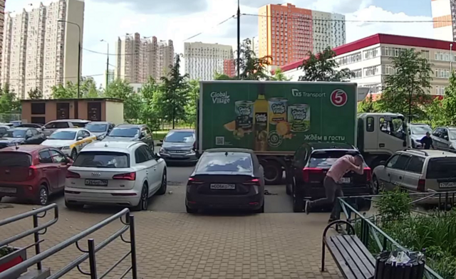 В Красногорске дети баловались и кидали с балкона 25-этажа кирпичи на прохожих
