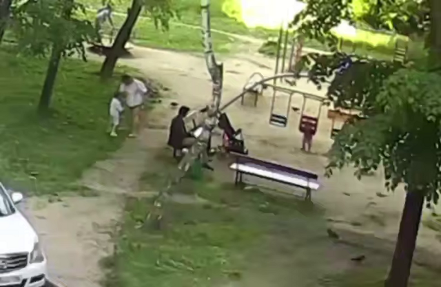 В Казани мать избила своих детей за то, что те испачкались