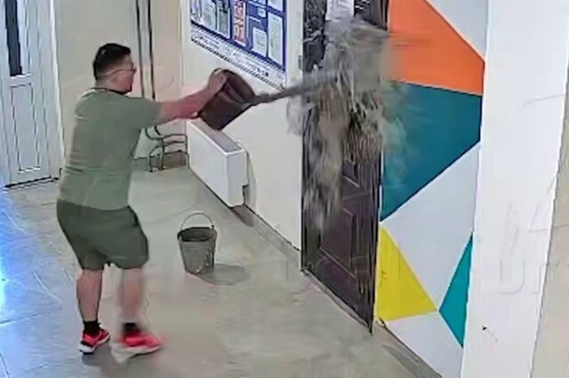 Мужчина облил дверь управляющей компании грязной водой