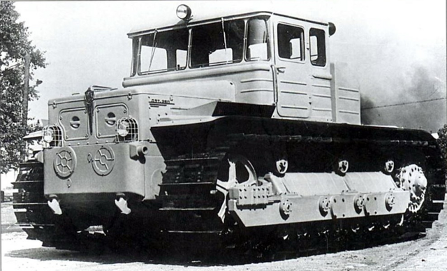 Мирный советский трактор